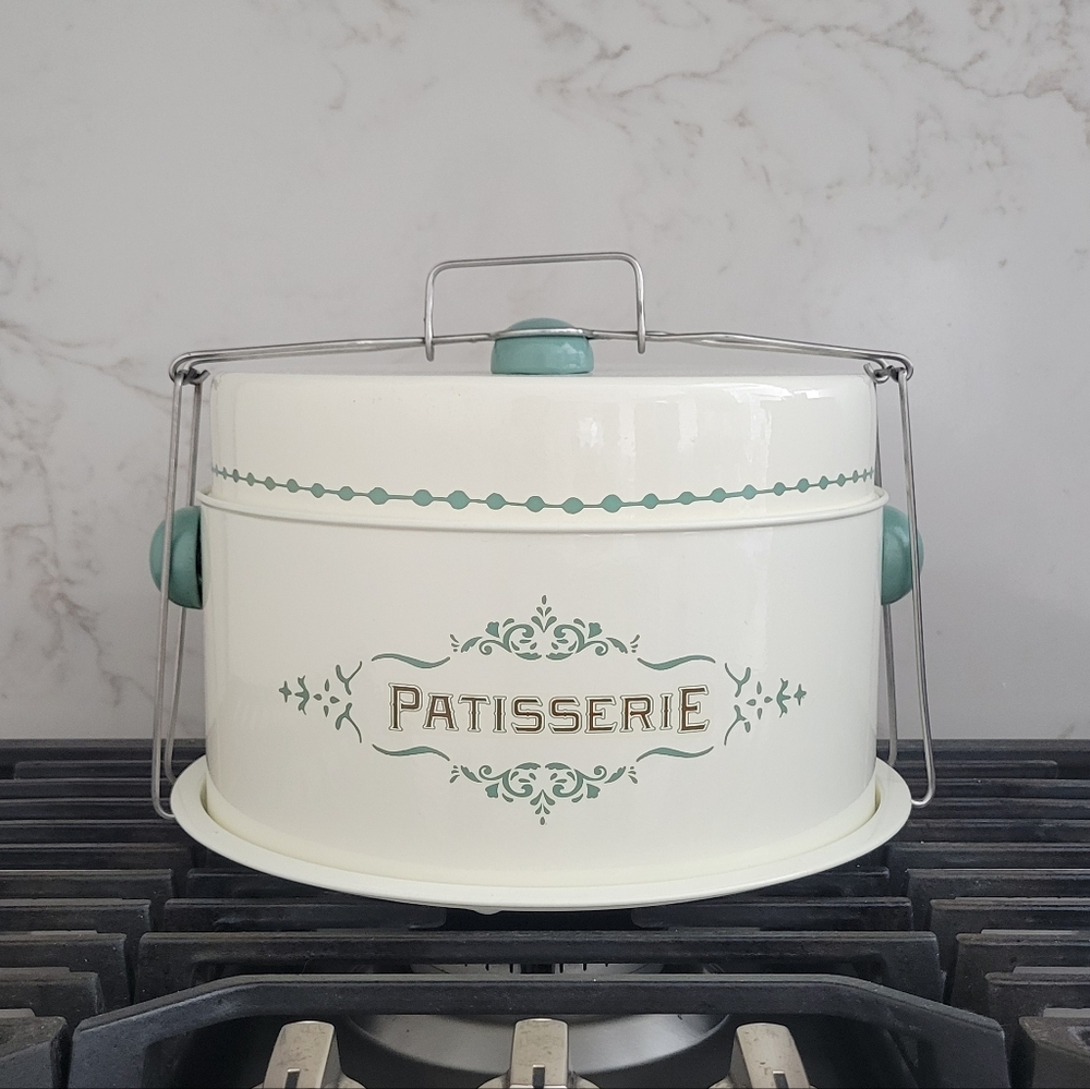 RETRO STYLE CREAM & SAGE GREEN "PATISSERIE" CAKE CARRIER